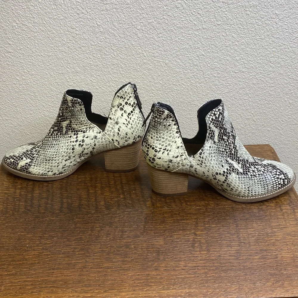 Blondo Waterproof Booties Snakeskin Print NWOT Size 7.5